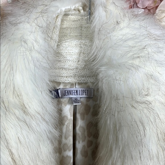 A006 Elegant Cream Sweater with Faux Fur Collar - Picture 2 of 5